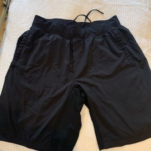 Men’s Lululemon black shorts size L with pockets